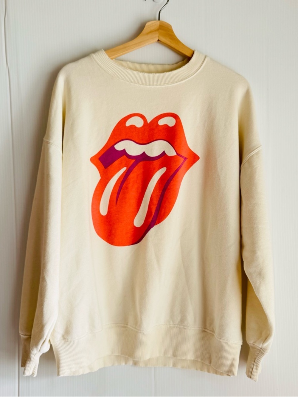 Rolling stone cream Sweatshirt with Bold Red Tongue Print American eagle